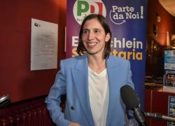 Primarie Pd, il M5s tende subito la mano a Schlein: “Da lei parole simili alle nostre”