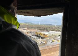 Portovesme, 4 operai su una ciminiera a 100m di altezza contro il caro energia e lo stop degli impianti