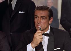 Cancel culture, ora tocca a James Bond: licenza di ucciderlo, l'Occidente all'attacco dei romanzi di Fleming