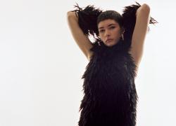 Krizia, la moda futuristica del brand arriva a Milano tra contrasti e sperimentazione 
