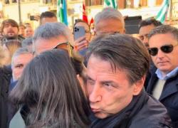 Corteo "antifascista" a Firenze al coro di "uccidere un fascista non è reato". Baci e abbracci tra Schlein e Conte