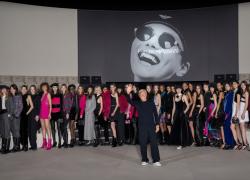 Emporio Armani, il sorriso gentile della moda in scena alla Milano Fashion Week