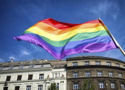 Figli di coppie gay, in Senato la proposta Ue sul riconoscimento: il sì delle opposizioni arcobaleno