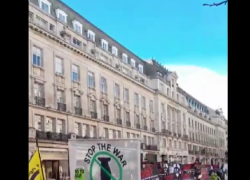 Londra, manifestazione contro la guerra in Ucraina: in migliaia per fine dell'escalation e pace - VIDEO