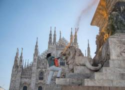 Milano, imbrattata statua in piazza del Duomo: Ultima Generazione vernicia d'arancione anche Vittorio Emanuele