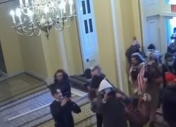 Assalto a Capitol Hill, un VIDEO mostra la polizia scortare i manifestanti attraverso l'edificio