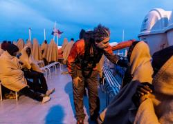 Migranti, salgono a più di mille i profughi in pericolo. Guardia Costiera: "In corso maxi operazione"