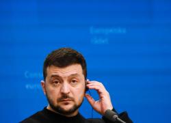 Zelensky: "'Moscovia' al posto di 'Russia'? Ci penso". Medvedev: "Cambino anche il nome 'Ucraina' in 'sporco Reich'"