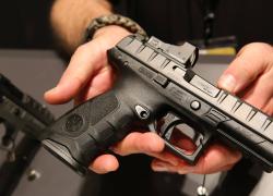 Texas, bambina di 3 anni spara e uccide la sorellina di 4: aveva trovato la pistola carica in camera da letto