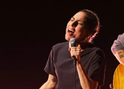 Oscar 2023, Lady Gaga incanta con "Hold My Hand" senza trucco e in jeans: VIDEO