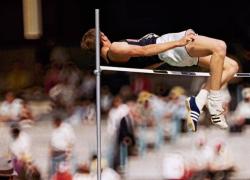 Addio a Dick Fosbury, morto l'atleta che rivoluzionò il salto in alto: vinse l'oro olimpico nel '68