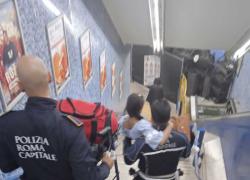 Roma, scala mobile rotta in metro da mesi: turista disabile portata in braccio dai vigili al Colosseo