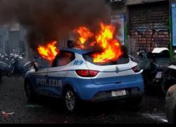 Scontri tra tifosi di Napoli ed Eintracht Francoforte: guerriglia urbana, in fiamme auto della polizia - VIDEO