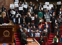 Francia, riforma pensioni è legge senza voto del Parlamento. Le Pen: "Pronta mozione di sfiducia"

