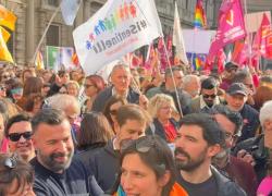 Manifestazione famiglie arcobaleno a Milano. Schlein e la priorità del "nuovo" Pd: "Legge su diritti Lgbt"