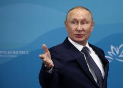 Ucraina, Biden: "Putin criminale di guerra, giusto mandato d'arresto". E Medvedev twitta l'emoji della carta igienica