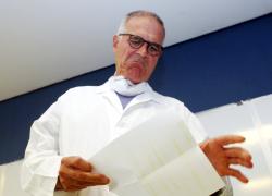 Vaccino, Covid e pandemia, Zangrillo: "Virus morto e mascherina inutile. Persone abbandonate senza cure"