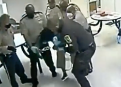 Usa, l’afroamericano Irvo Otieno ucciso da agenti di polizia e infermieri: il VIDEO choc 