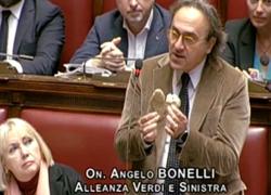 Bonelli mostra sassi dell'Adige in secca alla Camera. Meloni replica: "Non è colpa mia, non sono Mosè" - VIDEO
