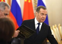 Russia, Medvedev: "Londra si inabisserà per le armi russe". Mosca risponde alle ultime sanzioni inglesi