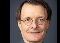 Vaccino Covid, il ministro della Salute tedesco Karl Lauterbach ammette: "Effetti avversi inquietanti"
