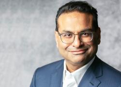 Starbucks, Laxman Narasimhan nuovo amministratore delegato. Schultz lascia la carica