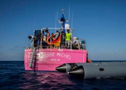 Ong, Louise Michel bloccata a Lampedusa: fermo per la nave di Banksy perché "complica soccorsi e viola decreto"
