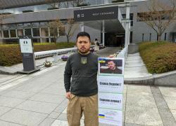 Kyoto, studente si laurea travestito da Zelensky. Il web: "Non ne bastava uno?" - VIDEO