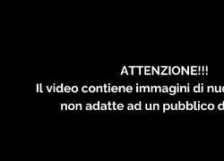 Erice, uomo nudo picchia i carabinieri: avevano cercato di bloccarlo perché passeggiava indisturbato - VIDEO