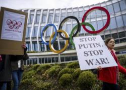 Cio, atleti russi e bielorussi reintegrati senza bandiera, ma a Berlino non basta: "Scelta inaccettabile, schiaffo Ucraina"