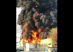 Novara, incendio industria chimica Kemi di solventi per vernici. Si temono rischi per ambiente e salute
