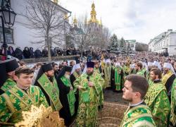 Ucraina, Zelensky sfratta i monaci ortodossi legati alla Russia. L’arcivescovo Iona: “Attacco alla Chiesa”