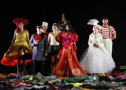 La Gioia, uno spettacolo sul sentimento piu’ bello, di Pippo Delbono, il Fellini del teatro,  che si puo’ permettere ogni tipo di trasgressioni.  Parterre d’intelletto/chic: Enzo d’Errico, Laura Valente, Emmanuela Spedaliere. Fu quest’ultima a volerlo al Teatro San Carlo per una utopistica Cavalleria Rusticana