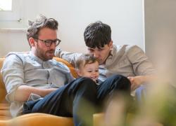 Stop registrazione figli coppie omogenitoriali, Parlamento Ue condanna l'Italia: "Torni indietro"