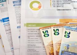 Bollette, Arera: “Da aprile a giugno costo dell’elettricità giù del 55%”. Ma +34% rispetto al 2021