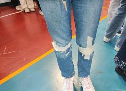 Napoli, nastro adesivo sui jeans strappati per entrare a scuola