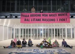 Torino, letame a chili davanti alla Regione. Protesta degli attivisti di Extinction Rebellion: dopo la vernice, la puzza