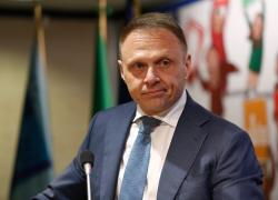 Lollobrigida, treno per Napoli in ritardo, lui lo fa fermare a Ciampino per scendere, bufera sul Ministro: "Tappe ad personam". Renzi e M5s: "Si dimetta"