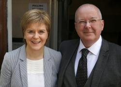 Scozia, arrestato Peter Murrel, il marito dell'ex premier Nicola Sturgeon: inchiesta su 600mila sterline donate al partito indipendentista
