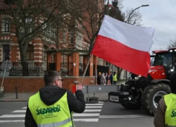 Zelensky in Polonia, la protesta degli agricoltori: “In ginocchio dopo l’abolizione delle tariffe doganali sul grano ucraino”