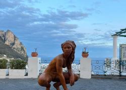 Capri, installata in Piazzetta la maestosa opera Walking In Beauty del duo spagnolo Coderch&Malavia