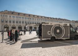 JR alle Gallerie d'Italia di Torino, arriva l'iconico van dell'Inside out Project: ritratti 200 torinesi