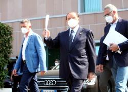 Berlusconi ha la leucemia mielomonocitica cronica, il primo bollettino dal San Raffaele: "In terapia intensiva per polmonite"