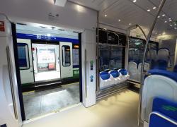 Milano, 21enne violentata sul treno dei pendolari: "Ho chiesto come raggiungere Bergamo e poi mi è saltato addosso"