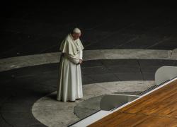 Papa Francesco, niente Via Crucis al Colosseo per il troppo freddo: la seguirà da Santa Marta