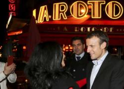 Parigi, i manifestanti bruciano il ristorante preferito di Macron