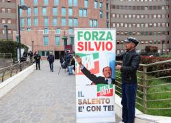 Berlusconi ricoverato, è stabile e chiede di tornare a casa. Zangrillo: "Situazione difficile ma risponde alle terapie"