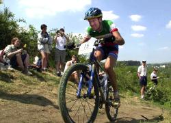 Addio a Dario Acquaroli, ciclista morto a 48 anni per malore improvviso: era 2 volte campione del mondo di mountain bike