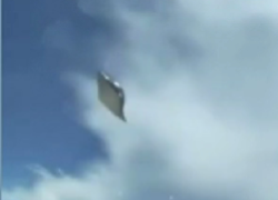 Ufo, modella Valentina Rueda Velèz filma una "navicella" mentre si trova in aereo - VIDEO