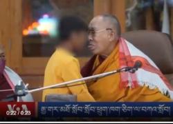Il Dalai Lama bacia un bambino e gli chiede: "Succhiami la lingua". Accusato di essere un pedofilo - VIDEO